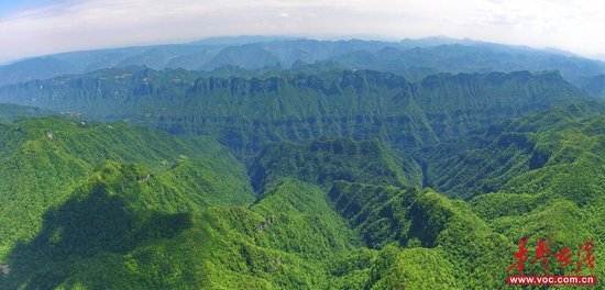 (壶瓶山国家级自然保护区境内群峰起伏,层峦叠嶂。童迪 摄)