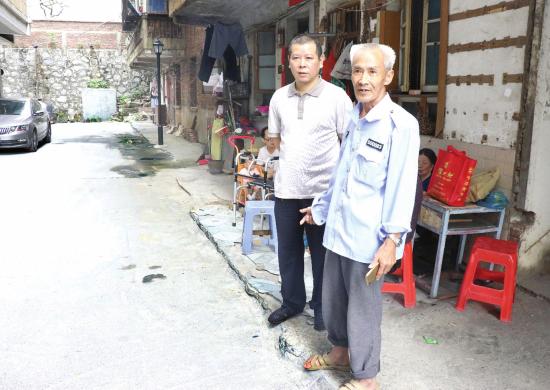  　　近日，郴州市栏杆塘某小区，民警王祥海（左）和事发时的目击者。图/受访者提供