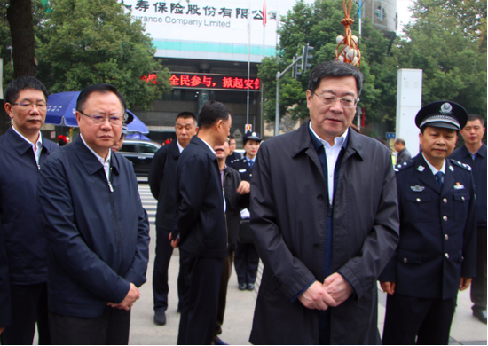 省委书记杜家毫视察邵阳快警城南公园平台。