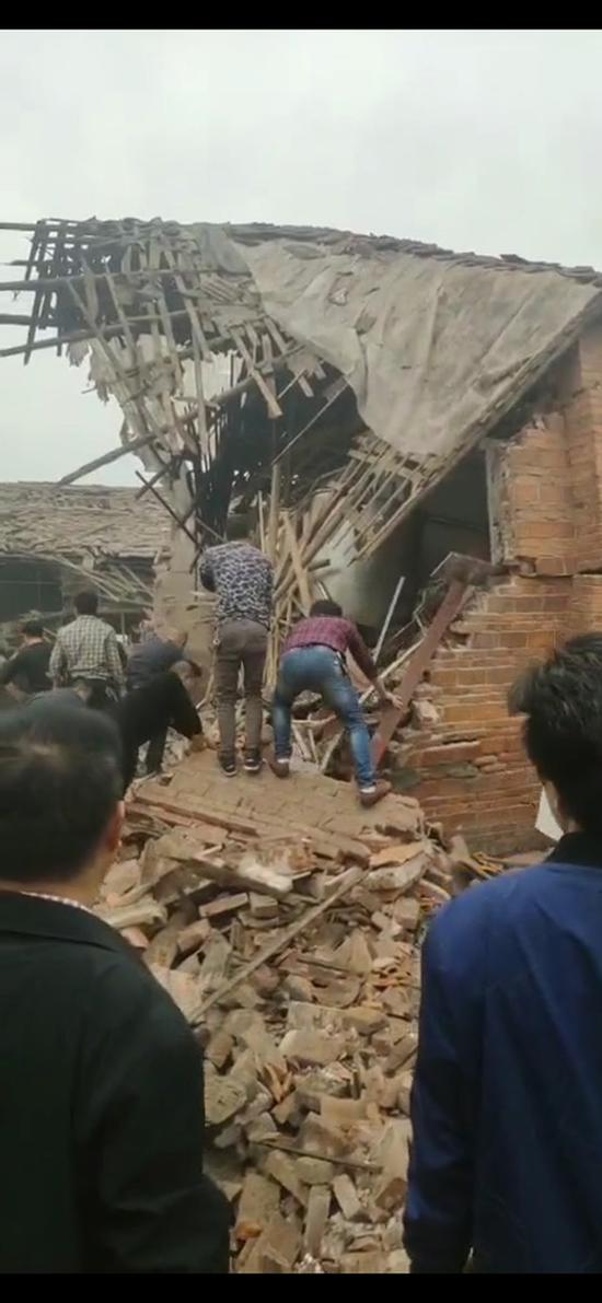 米粉厂爆炸现场照片 当地拍客提供的现场视频截图