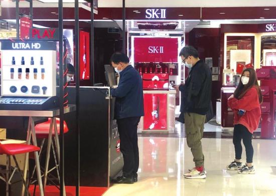 2月9日,长沙王府井百货五一广场店,顾客正在排队交费。图/记者谢长贵