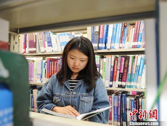 江梦南到图书馆查阅资料。（刘栋 摄）