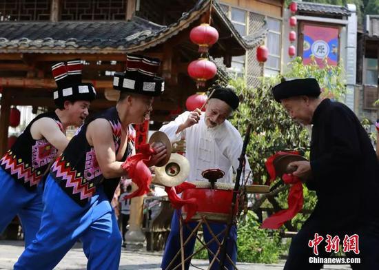 民间艺人表演“土家打溜子”。 吴勇兵 摄