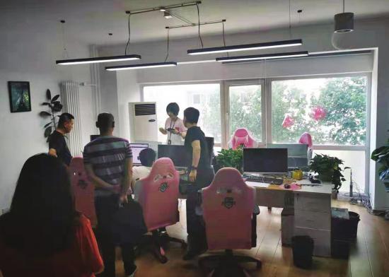 近日，衡阳警方人员查获运营盗版游戏的北京某科技网络公司。图/受访者提供