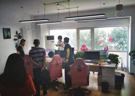 近日,衡阳警方人员查获运营盗版游戏的北京某科技网络公司。图/受访者提供