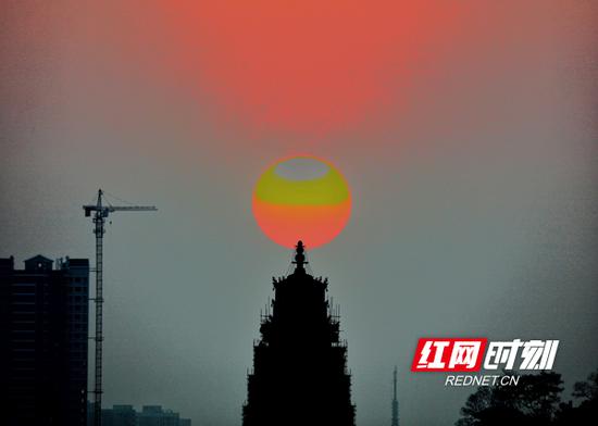 美景总是让人流连忘返,随着时光渐渐推移,稍纵即逝间又幻化出另一般模样了。