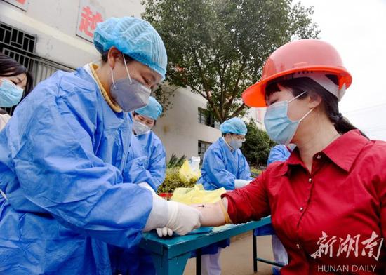 (2月20日,嘉禾县经济开发区众合铸业有限公司,医疗服务小分队为员工免费体检。黄春涛 摄)