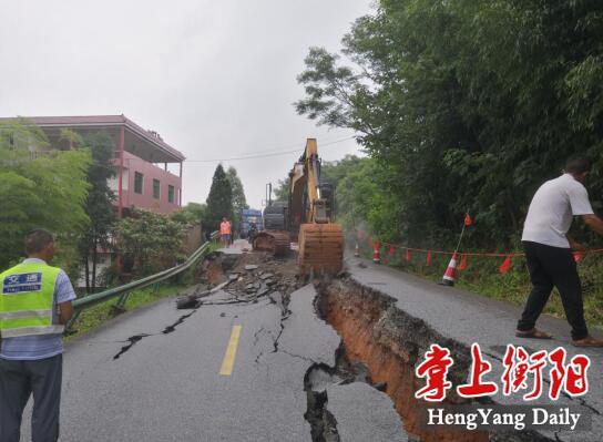 衡南g322国道塌方路段连日抢修 预计5天后恢复通行