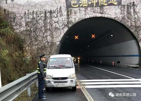 面包车高速隧道内抛锚 路政人员推车300米