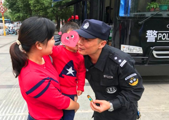 亲一下“警察蜀黍”。