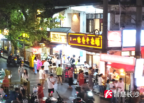 图为午夜时分的东瓜山夜市（剑裘 摄）