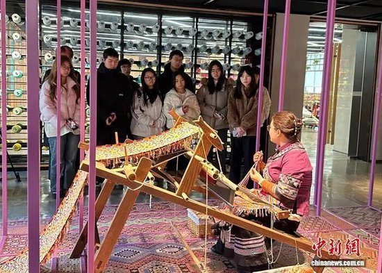 张甜甜在乖幺妹土家织锦艺术馆给吉首大学学生讲解编织土家织锦技术要领。陈凤琳 摄