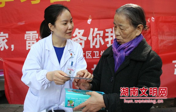 长沙：便民服务“接地气” 老人乐享“雷锋”温暖