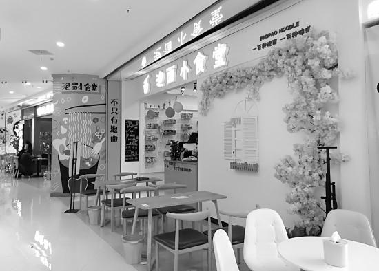 近日,长沙渔湾码头5巷素MALL,商场内的餐饮小吃门店基本没什么顾客。图/潇湘晨报记者 丁蓉