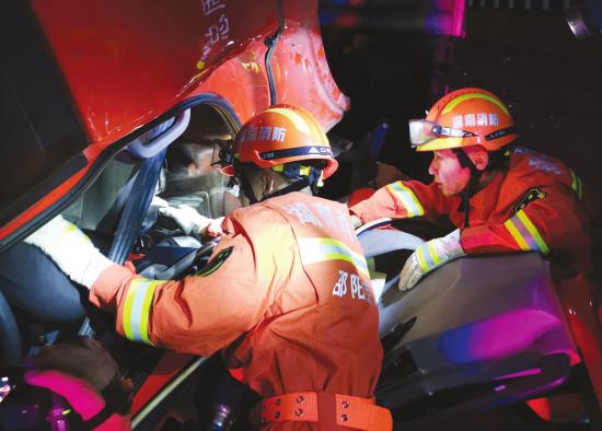 邵阳一货车追尾挂车 被困司机获救