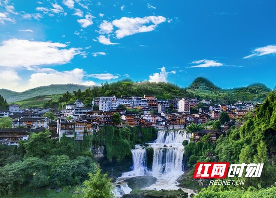 挂在瀑布上的千年古镇——芙蓉镇。