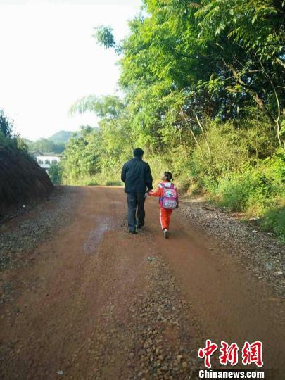 “事实孤儿”渐走出被遗忘角落 救助困局仍待破解