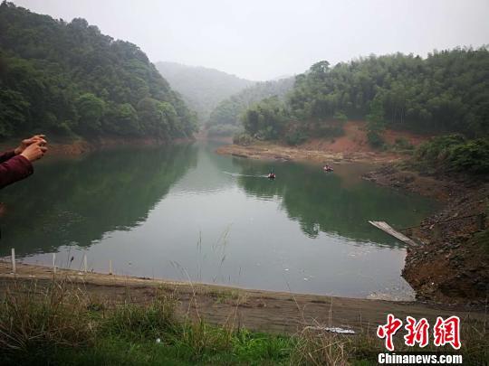 桃江民警在水库搜索　何思　摄