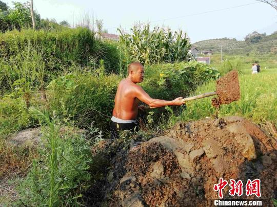 湖南辰溪村民自发疏通水渠为抗旱做准备。　米承实　摄