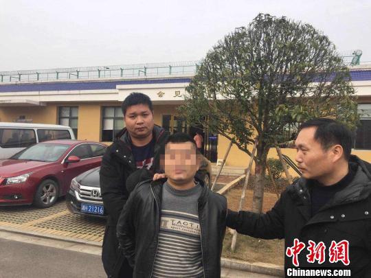 湖南一男子潜逃15年以为被遗忘，看守所探监被抓获。益阳公安