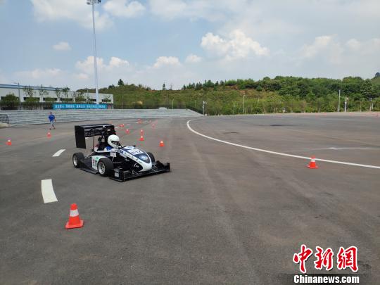 图为车辆在湖南湘江新区智能系统测试区进行测试。　王昊昊　摄