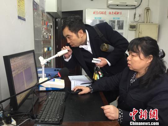 2月13日，唐光明正在输入叫班数据信息。　通讯员 尹晖　摄