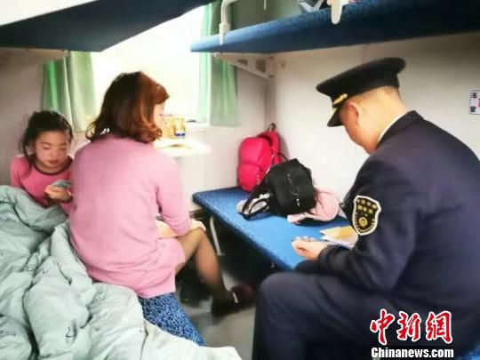 莫树林在列车上工作。 通讯员 王艳萍 摄