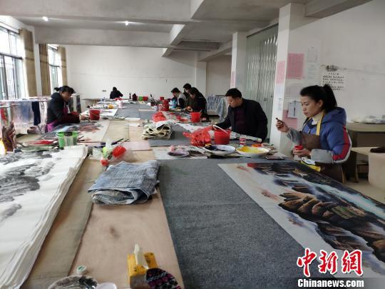 “农民画师”工作现场。 王昊昊 摄