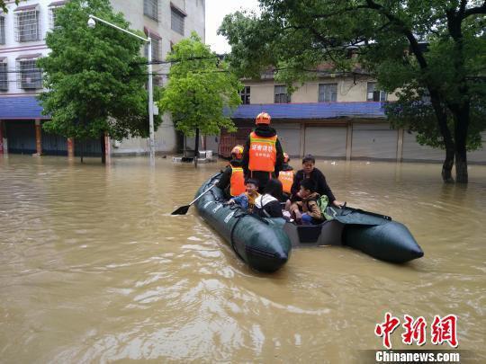 消防正在转移被困群众。图/中新网