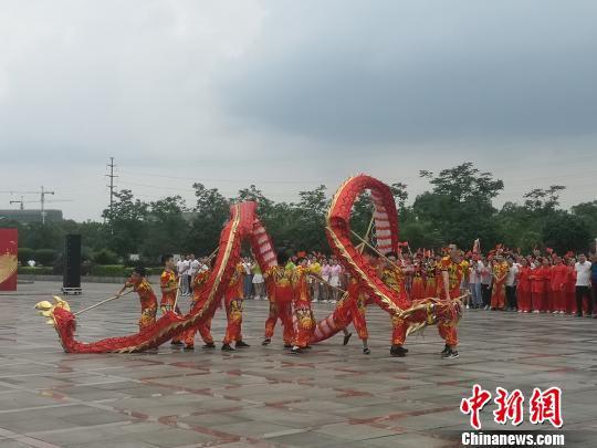 湖南学子舞龙舞狮展示中华传统文化。　唐小晴　摄