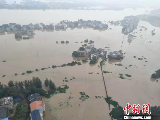 湖南衡东尿毒症患者被洪水围困 直升机8分钟解救