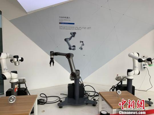 哈工大机器人集团岳阳有限公司展厅内的机器人与自动化装备。资料图 鲁毅 摄
