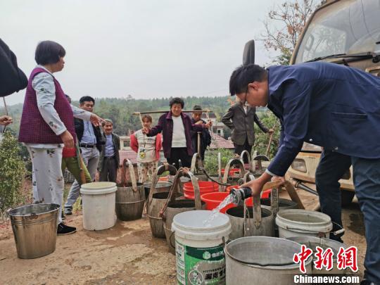 今年7月中旬以来,高温少雨天气导致湖南多地遭遇旱灾。图为娄底市双峰县甘棠镇干部为村民送水。(资料图) 谢璐 摄