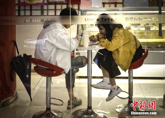 长沙烘焙店里歇脚的游人