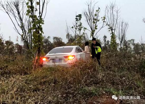 女司机高速上“花容失色” 原来是错把油门当刹车