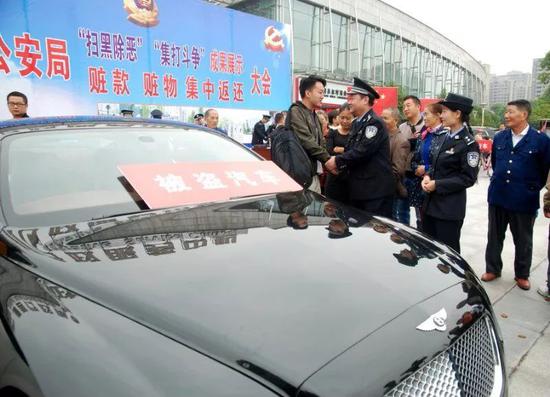 图为民警将宾利汽车返还给云南曲靖的失主黄浩林。