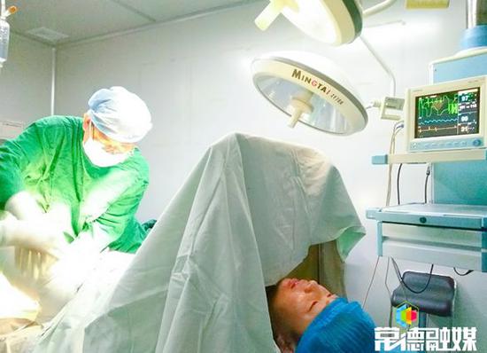 常德母亲处理垃圾时被重度烧伤 儿子割皮救母