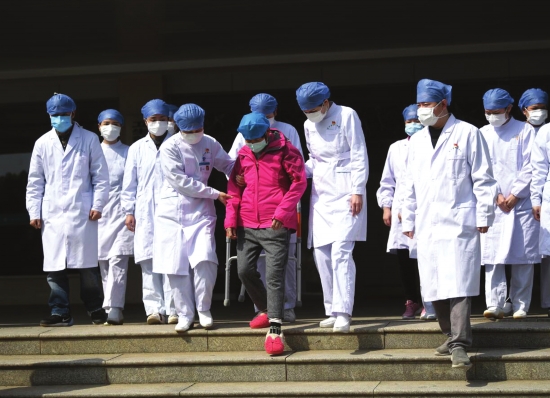 3月14日，长沙市最后一例新冠肺炎住院确诊病例刘女士出院。组图/记者金林