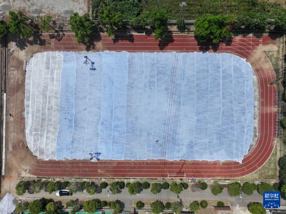 　　这是9月1日在湖南华容团洲学校拍摄的改造中的操场，预计一周后投入使用（无人机照片）。新华社记者 陈泽国 摄