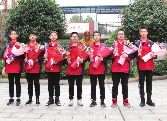 3月14日,长沙市金海中学,被西安交大少年班录取的7名初三学生。图/受访者提供