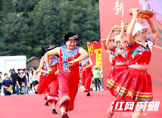 当地群众表演民俗文化节目。