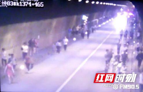 湖南高速邵阳管理处工作人员带领司乘有序撤离。