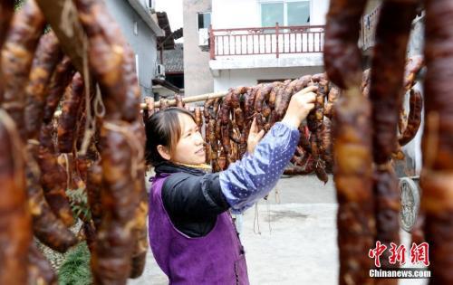 资料图：制作好的腊肠。吴练勋 摄