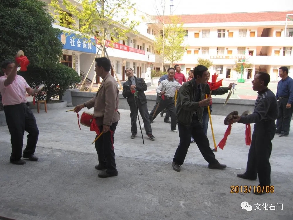 演员紧张排练薅草锣鼓节目以备参加柑橘节活动(张贵庭 拍摄)