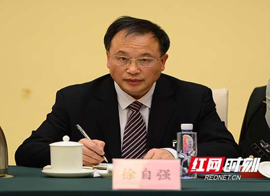 今年,全国政协委员徐自强为重创病人发声,建议对严重创伤病人直接输注“o”血,打破常规的输血流程,缩短等候抢救时间。