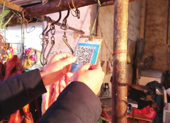 12月3日，长沙岳麓区滨江农贸综合直销市场，商户展示犯罪嫌疑人所贴的支付宝二维码。图/记者曹伟