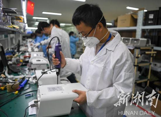 (2月10日,湖南明康中锦医疗科技发展有限公司,工作人员在检测高流量无创呼吸湿化治疗仪。湖南日报·新湖南客户端记者 傅聪 摄)
