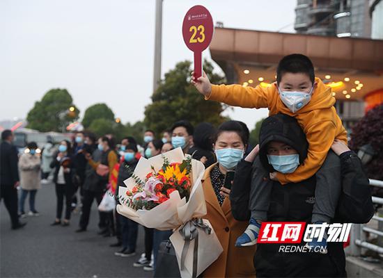 4月1日,前来迎接他们的家属,早早就在这里等待他们的到来。