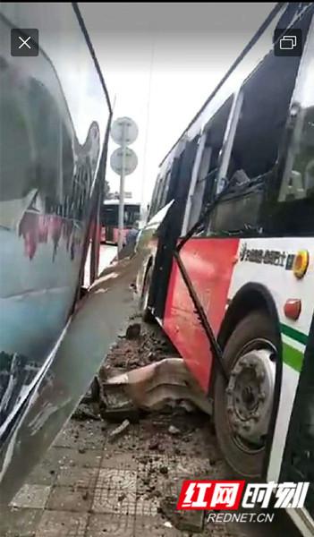 长沙：公交车撞倒路边交通信号杆致7人受伤