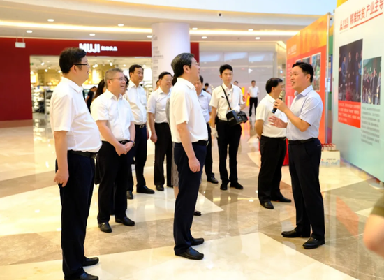 杜家毫书记一行走访步步高梅溪新天地